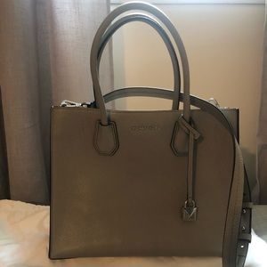 Grey Micheal Kors crossbody